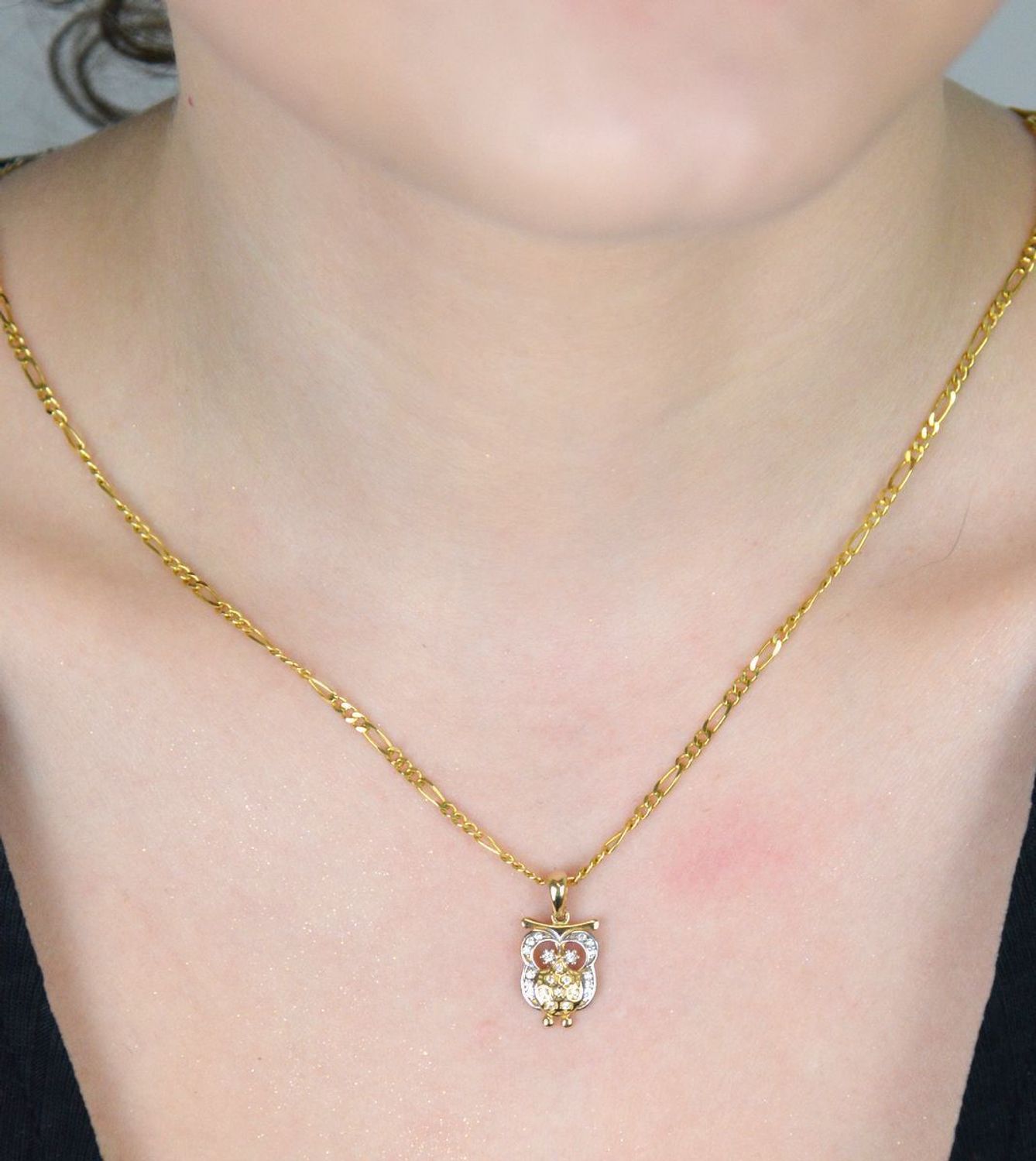 Zawieszka złota sowa z cyrkoniami pr 585, DIA-ZAW-0910-585 Wisiorek został wykonany z wysokiej jakości złota próby 585. Złoto to jeden z najpopularniejszych kruszców, cenione przez kobiety1.jpg