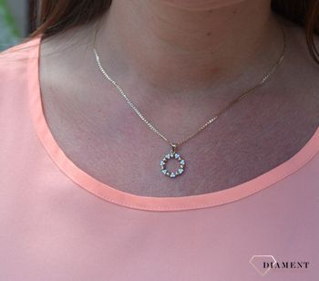 Złota zawieszka 585 kółeczko serduszka z kamieniami DIA-ZAW-0916-585. Piękna, ażurowa zawieszka w formie kółeczka wykonana drobnymi serduszkami (3).JPG