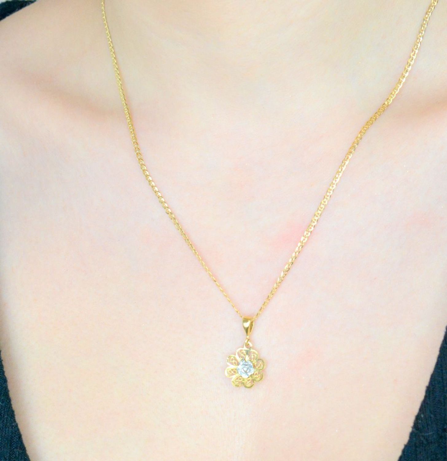 Zawieszka złota Kwiat ażurowy z białym złotem próba 585 DIA-ZAW-0917-585. Złoty wisiorek z kwiatem. Złota biżuteria bez cyrkonii. Elegancka zawieszka złota.  Biżuteria na prezent.1.jpg