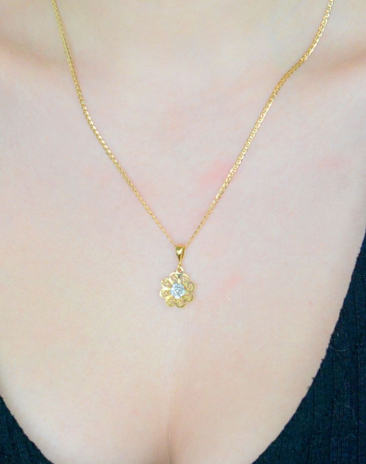 Zawieszka złota Kwiat ażurowy z białym złotem próba 585 DIA-ZAW-0917-585. Złoty wisiorek z kwiatem. Złota biżuteria bez cyrkonii. Elegancka zawieszka złota.  Biżuteria na prezent.1.jpg