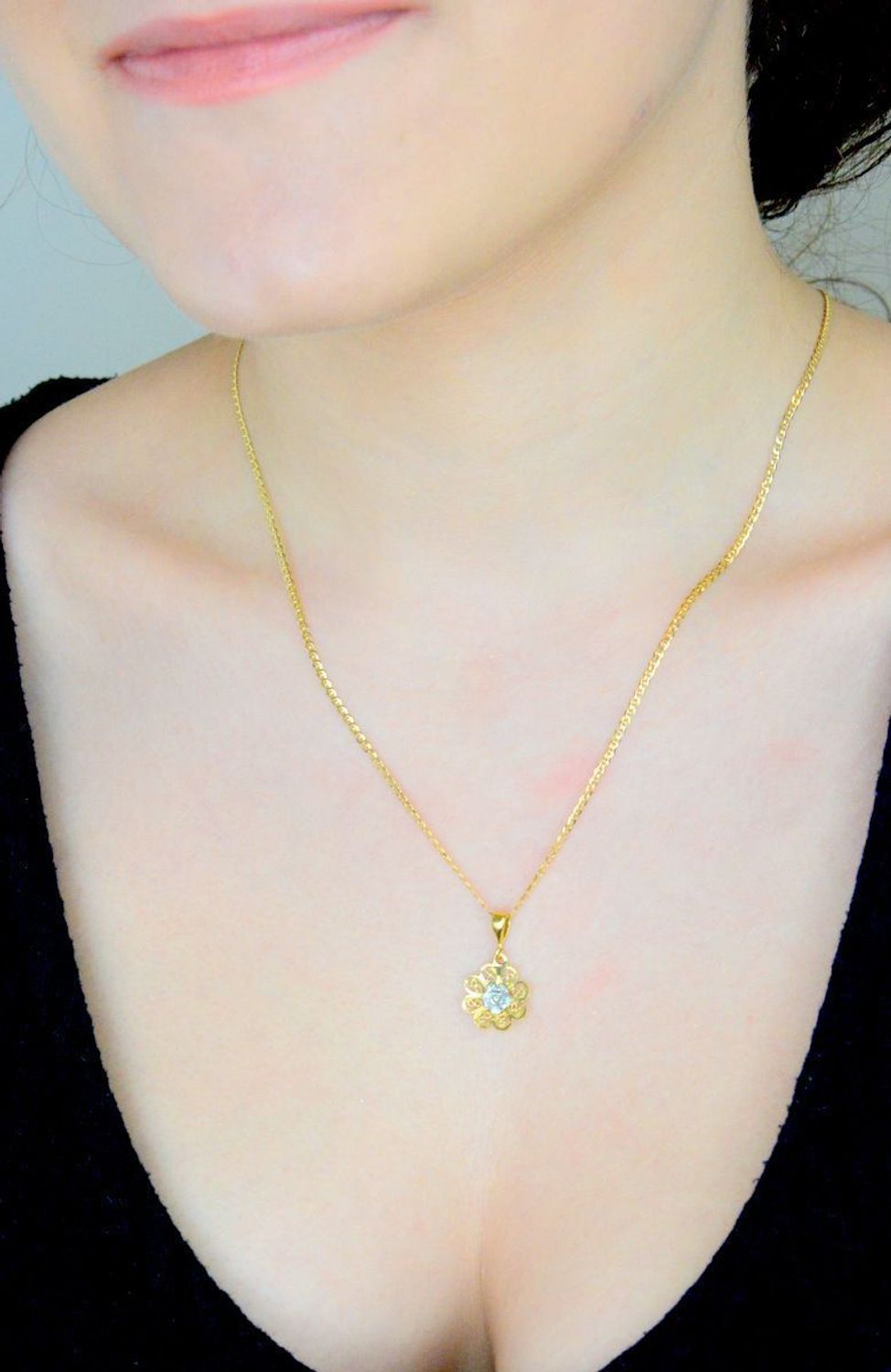 Zawieszka złota Kwiat ażurowy z białym złotem próba 585 DIA-ZAW-0917-585. Złoty wisiorek z kwiatem. Złota biżuteria bez cyrkonii. Elegancka zawieszka złota.  Biżuteria na prezent.1.jpg