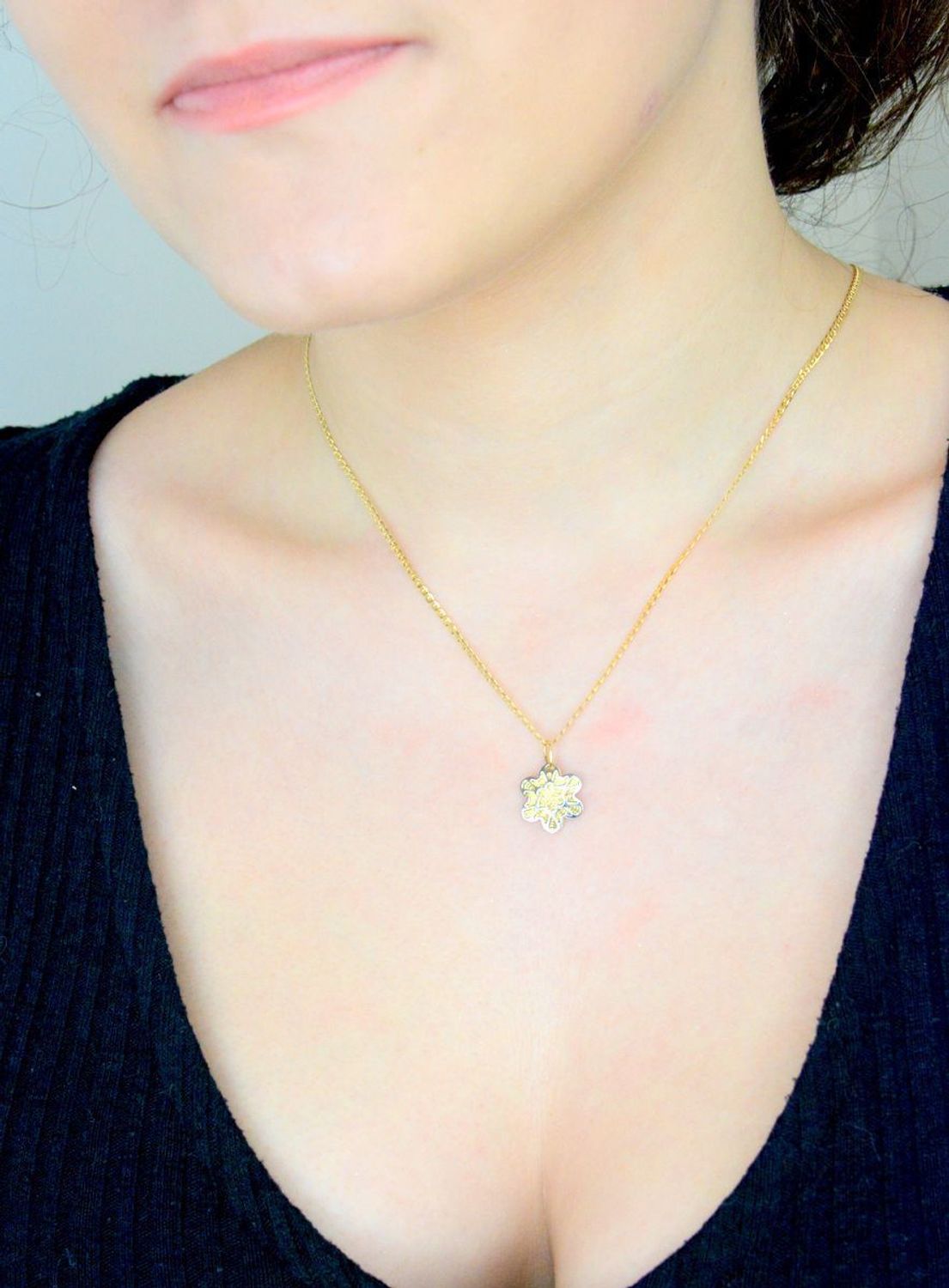 Zawieszka złota Kwiat ażurowy z białym złotem próba 585 DIA-ZAW-0918-585. Złoty wisiorek z kwiatem. Złota biżuteria bez cyrkonii. Elegancka zawieszka złota.  Biżuteria na prezent. 1.jpg