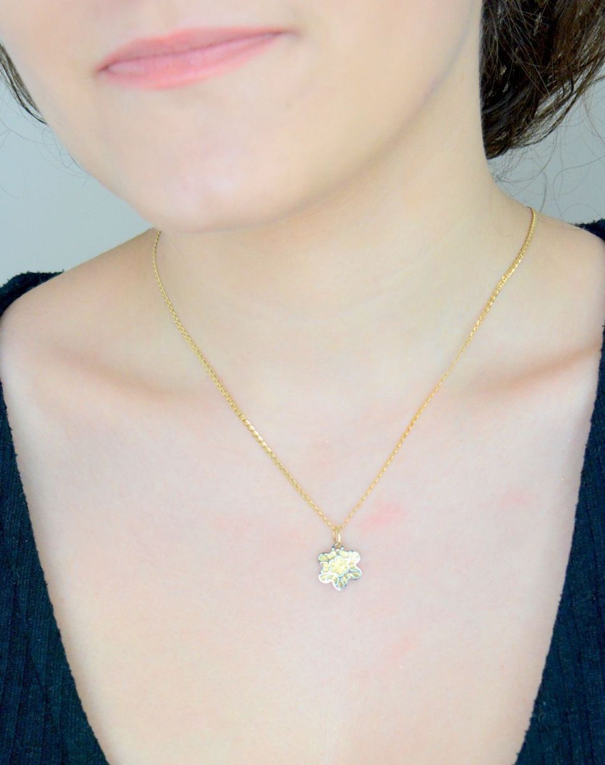 Zawieszka złota Kwiat ażurowy z białym złotem próba 585 DIA-ZAW-0918-585. Złoty wisiorek z kwiatem. Złota biżuteria bez cyrkonii. Elegancka zawieszka złota.  Biżuteria na prezent. 1.jpg