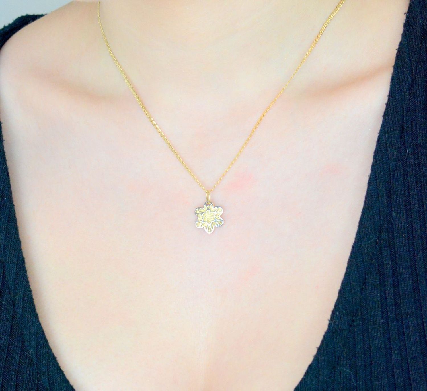 Zawieszka złota Kwiat ażurowy z białym złotem próba 585 DIA-ZAW-0918-585. Złoty wisiorek z kwiatem. Złota biżuteria bez cyrkonii. Elegancka zawieszka złota.  Biżuteria na prezent. 1.jpg