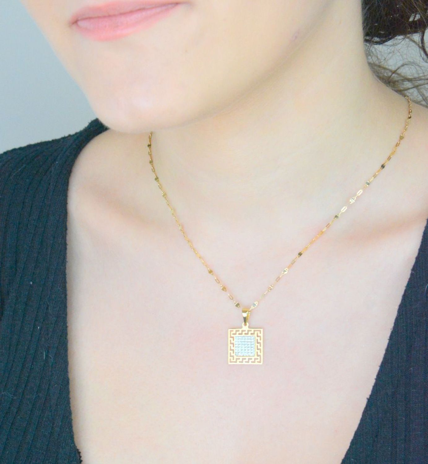 Zawieszka złota wysadzana cyrkoniami droga grecka, próba 585 DIA-ZAW-0919-585. Zawieszka z greckim wzorem. Modna złota zawieszka z drogą grecką. Biżuteria na prezent. Biżuteria damska. 1.jpg