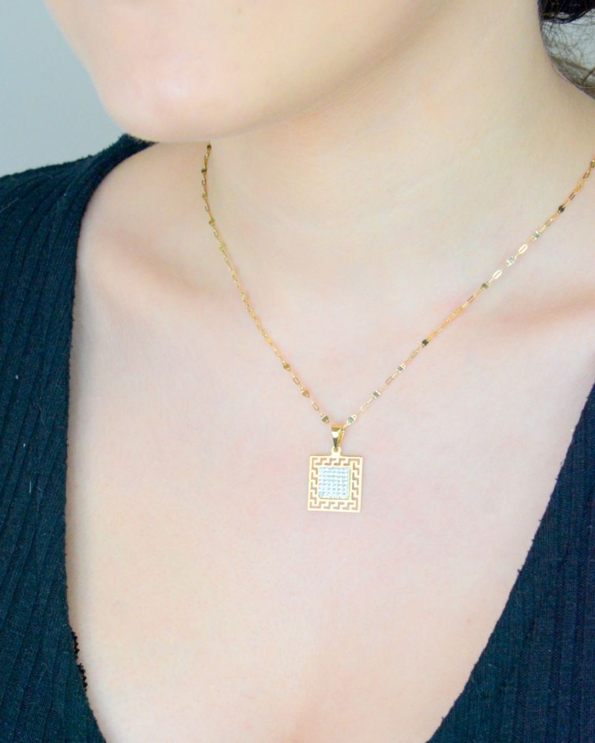 Zawieszka złota wysadzana cyrkoniami droga grecka, próba 585 DIA-ZAW-0919-585. Zawieszka z greckim wzorem. Modna złota zawieszka z drogą grecką. Biżuteria na prezent. Biżuteria damska. 1.jpg