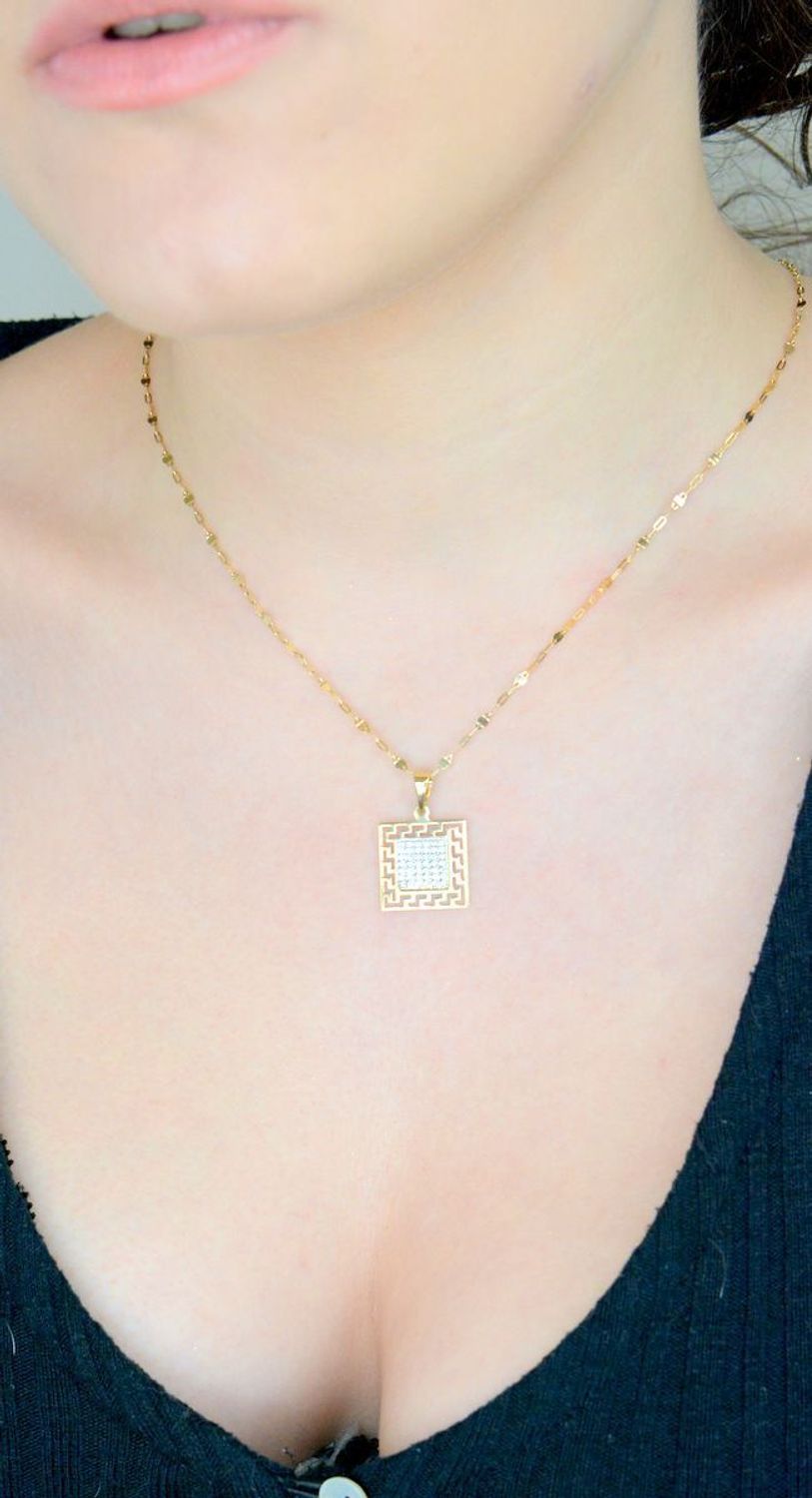 Zawieszka złota wysadzana cyrkoniami droga grecka, próba 585 DIA-ZAW-0919-585. Zawieszka z greckim wzorem. Modna złota zawieszka z drogą grecką. Biżuteria na prezent. Biżuteria damska. 1.jpg