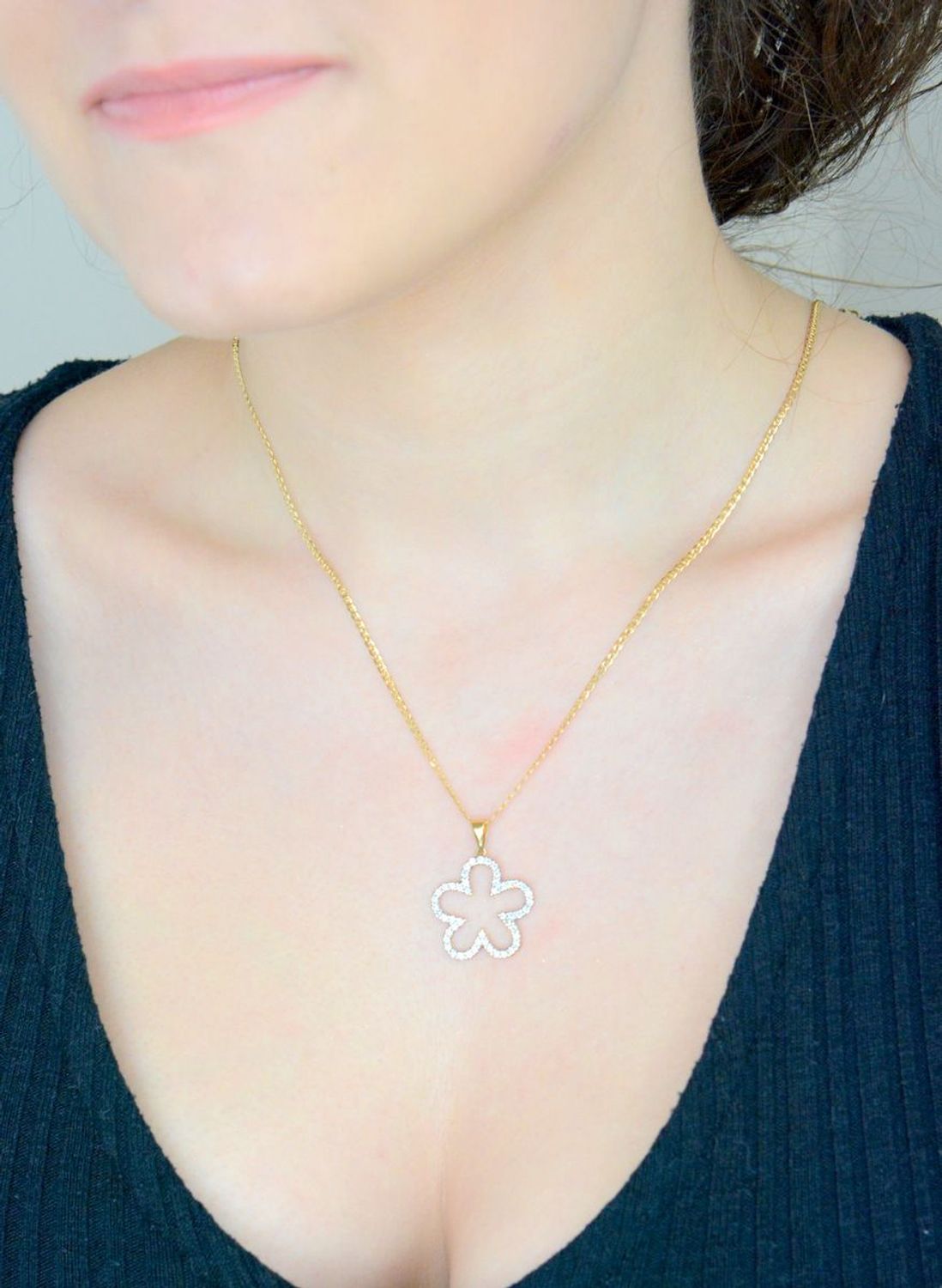 Zawieszka złota kwiatek wysadzany cyrkoniami, próba 585  DIA-ZAW-0920-585. kwiatowy wisiorek. Złota biżuteria z cyrkoniami. Elegancka zawieszka złota.  Biżuteria na prezent. 1.jpg