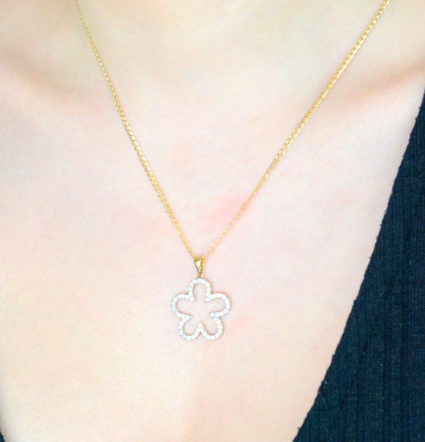 Zawieszka złota kwiatek wysadzany cyrkoniami, próba 585  DIA-ZAW-0920-585. kwiatowy wisiorek. Złota biżuteria z cyrkoniami. Elegancka zawieszka złota.  Biżuteria na prezent. 1.jpg