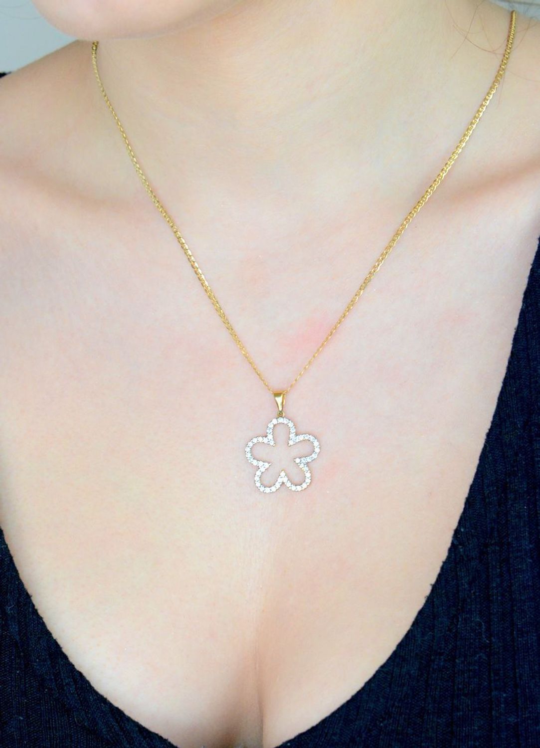 Zawieszka złota kwiatek wysadzany cyrkoniami, próba 585  DIA-ZAW-0920-585. kwiatowy wisiorek. Złota biżuteria z cyrkoniami. Elegancka zawieszka złota.  Biżuteria na prezent. 1.jpg