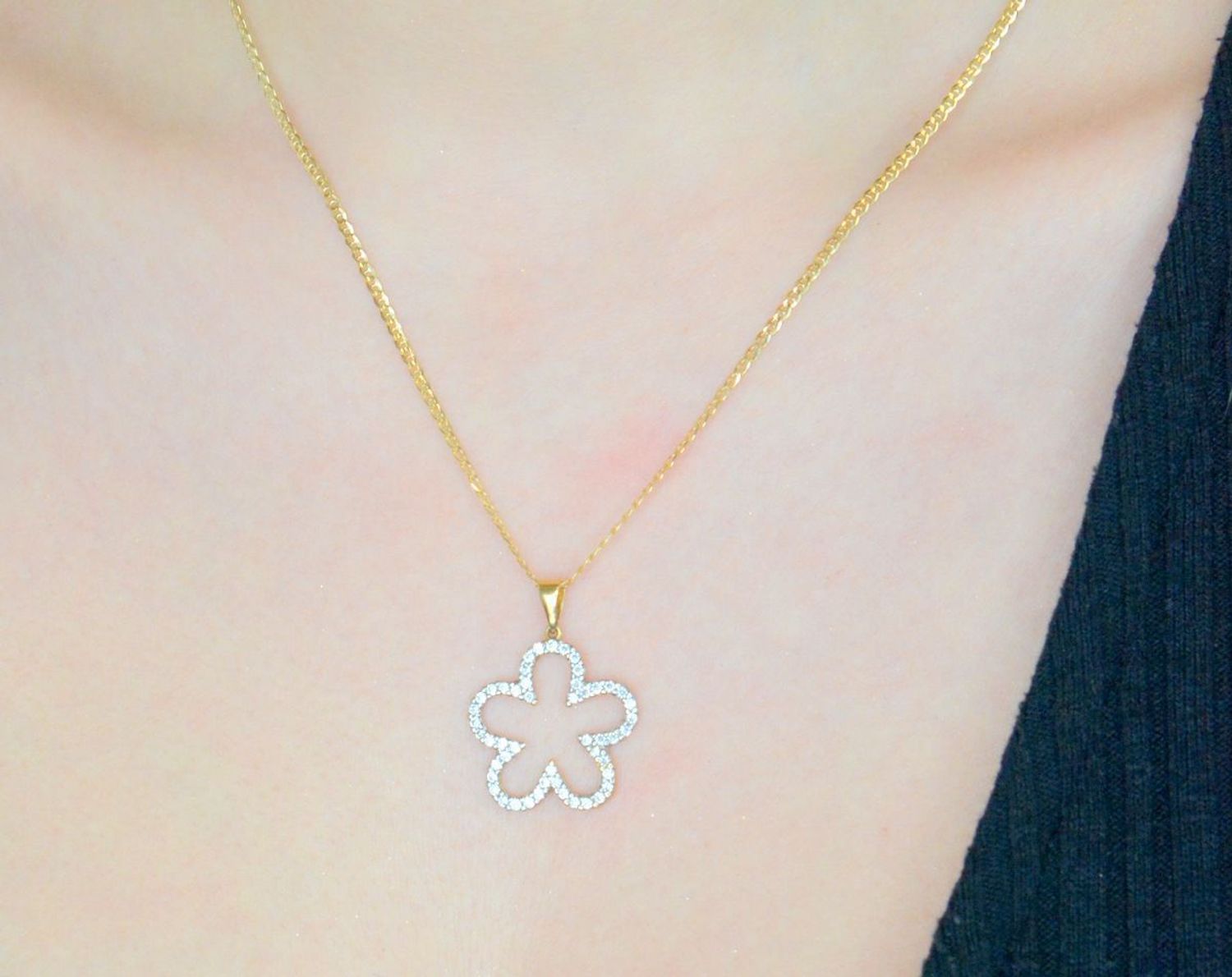 Zawieszka złota kwiatek wysadzany cyrkoniami, próba 585  DIA-ZAW-0920-585. kwiatowy wisiorek. Złota biżuteria z cyrkoniami. Elegancka zawieszka złota.  Biżuteria na prezent. 1.jpg