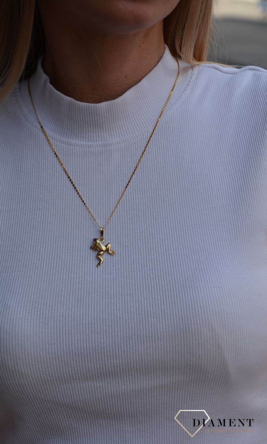 Złota zawieszka na łańcuszek żabka Żabka 5. Wisiorek z motywem żabki od Salonu Diament będzie idealnym pomysłem na prezent dla ukochanej osoby.3.jpg