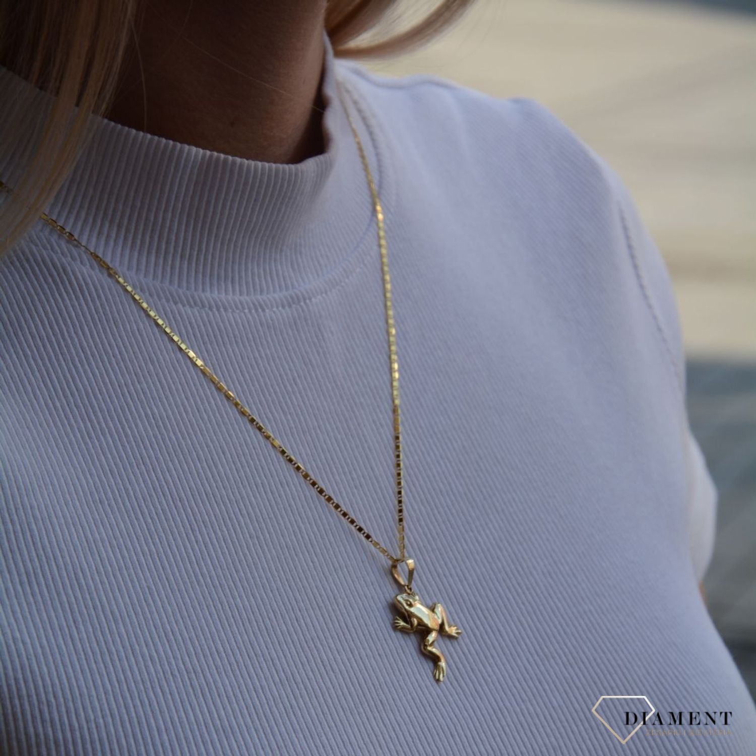 Złota zawieszka na łańcuszek żabka Żabka 5. Wisiorek z motywem żabki od Salonu Diament będzie idealnym pomysłem na prezent dla ukochanej osoby.3.jpg