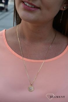 Złota zawieszka wykonana z żółtego złota próby 585. Zawieszka w ażurowej formie pokryta małymi serduszkami, na środku umieszczono delikatną cyrkonię (3).JPG