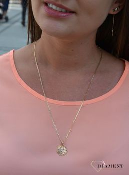 Złota zawieszka wykonana z żółtego złota próby 585. Zawieszka w ażurowej formie pokryta małymi serduszkami, na środku umieszczono delikatną cyrkonię (4).JPG