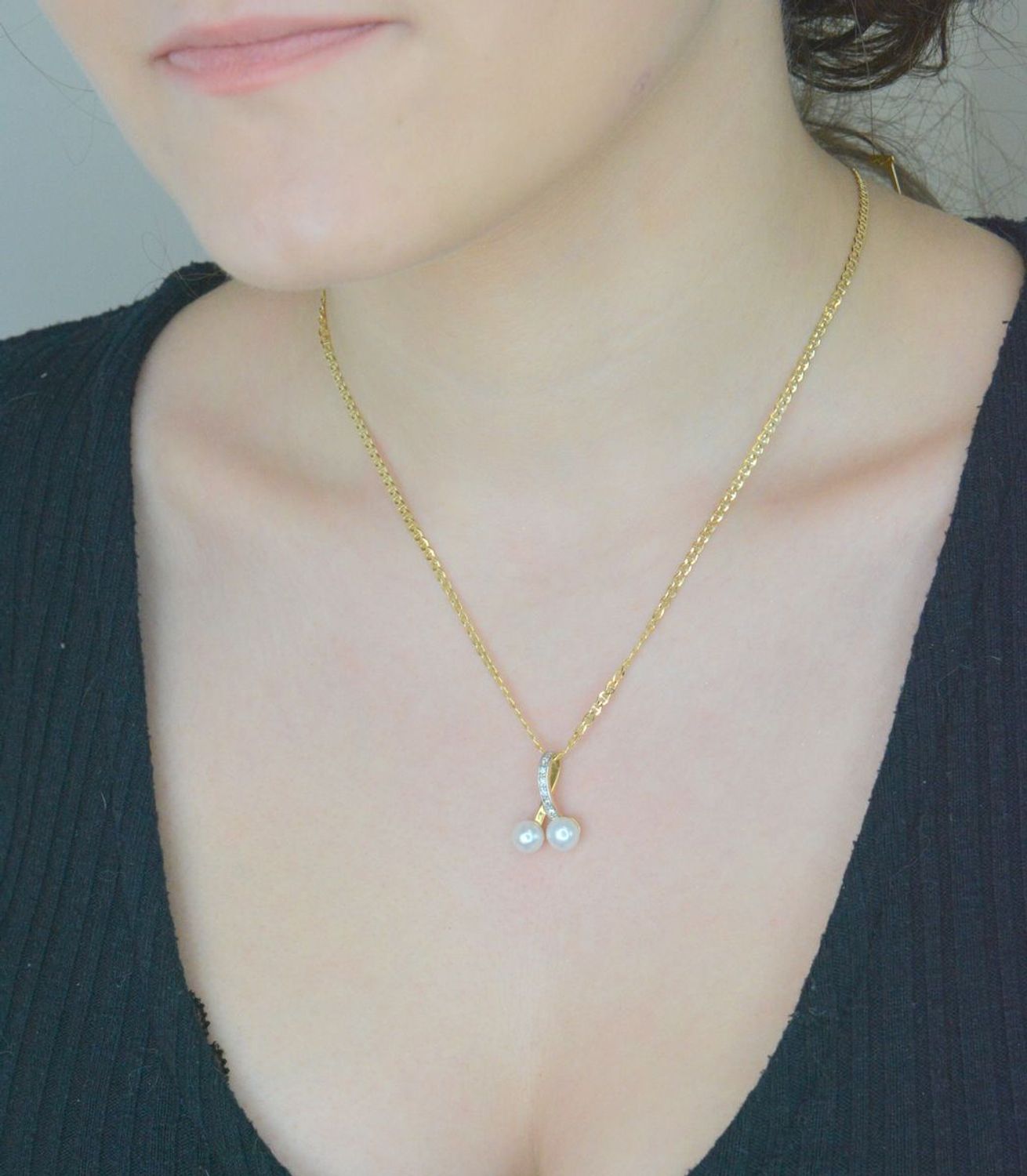 Złota zawieszka Apart dwie perły z cyrkoniami próba 585 DIA-ZAW-0933-585. Zawieszka złota dwie perełki, .  Zawieszka złota z czarnymi kamieniami. Modna złota biżuteria. Zawieszki złote. Prezent 1.jpg