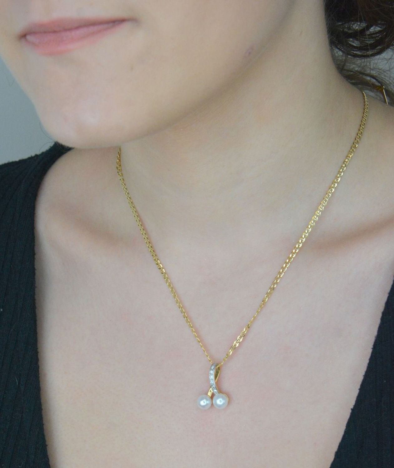 Złota zawieszka Apart dwie perły z cyrkoniami próba 585 DIA-ZAW-0933-585. Zawieszka złota dwie perełki, .  Zawieszka złota z czarnymi kamieniami. Modna złota biżuteria. Zawieszki złote. Prezent 1.jpg