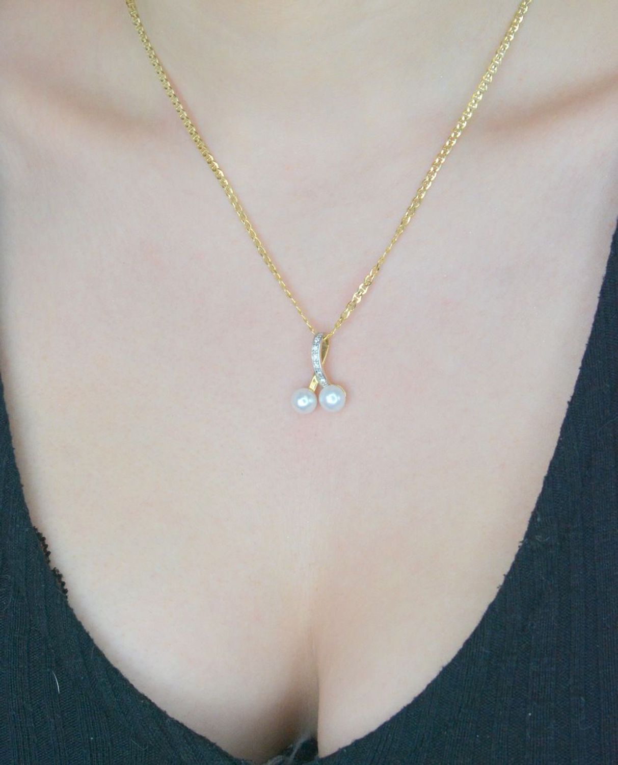 Złota zawieszka Apart dwie perły z cyrkoniami próba 585 DIA-ZAW-0933-585. Zawieszka złota dwie perełki, .  Zawieszka złota z czarnymi kamieniami. Modna złota biżuteria. Zawieszki złote. Prezent 1.jpg