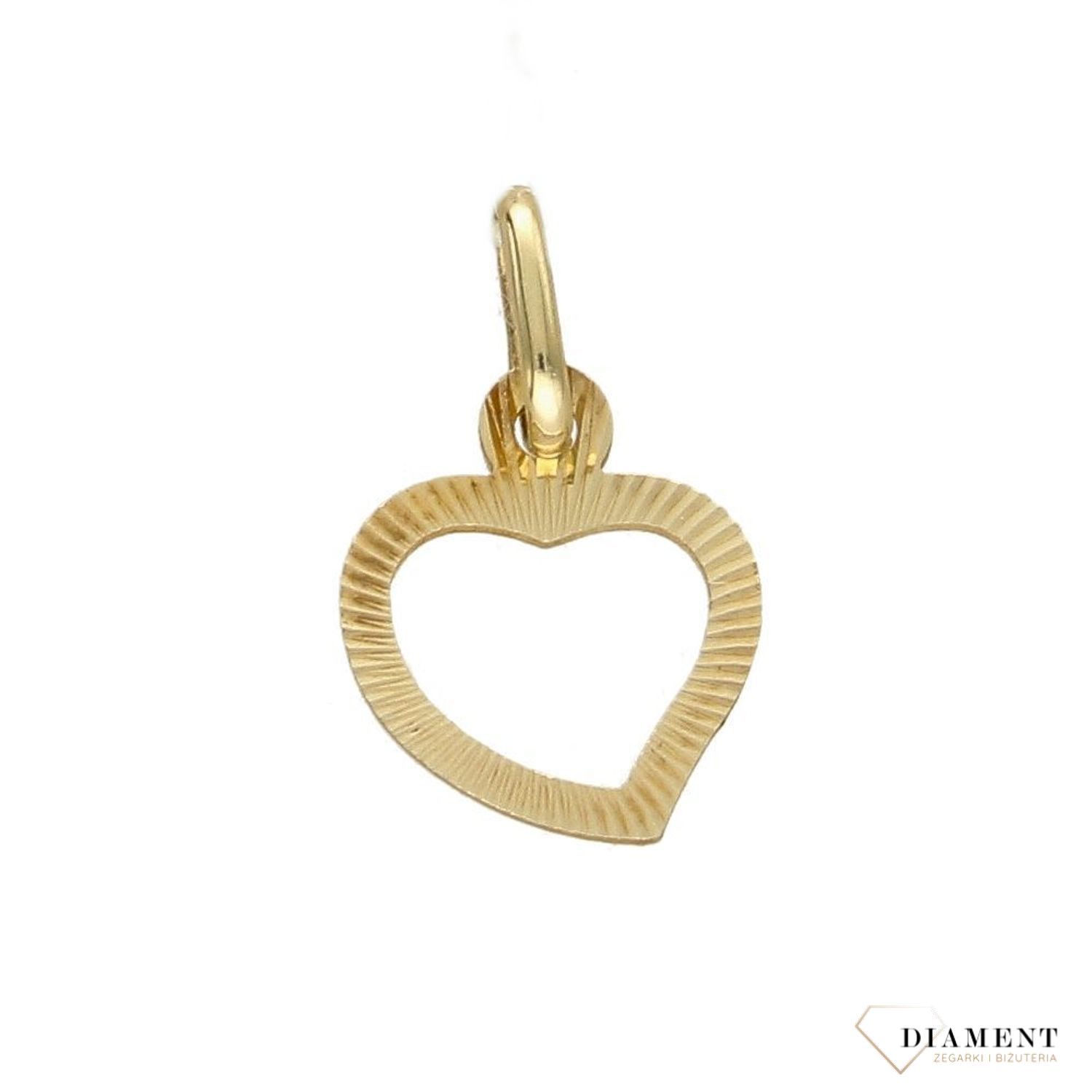 Piękna zawieszka w kształcie grawerowanego serca. Zawieszkę wykonano ze złota próby 585 o wadze 0,39 gram. Do zawieszki można dobrać delikatny złoty łańcuszek, który można znaleźć w naszej ofercie (2).jpg