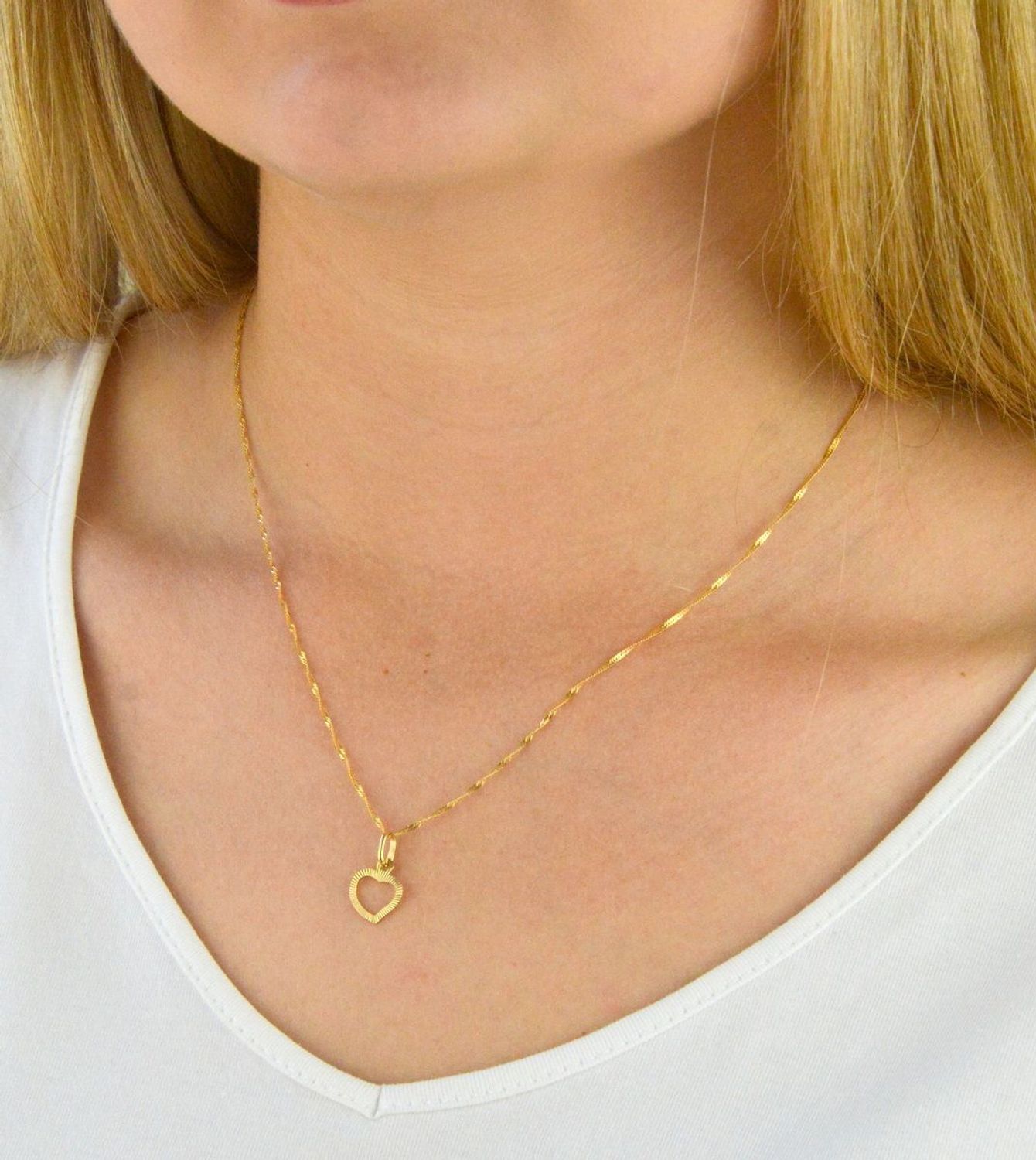 Piękna zawieszka w kształcie grawerowanego serca. Zawieszkę wykonano ze złota próby 585 o wadze 0,39 gram. Do zawieszki można dobrać delikatny złoty łańcuszek, który można znaleźć w naszej ofercie (2).jpg