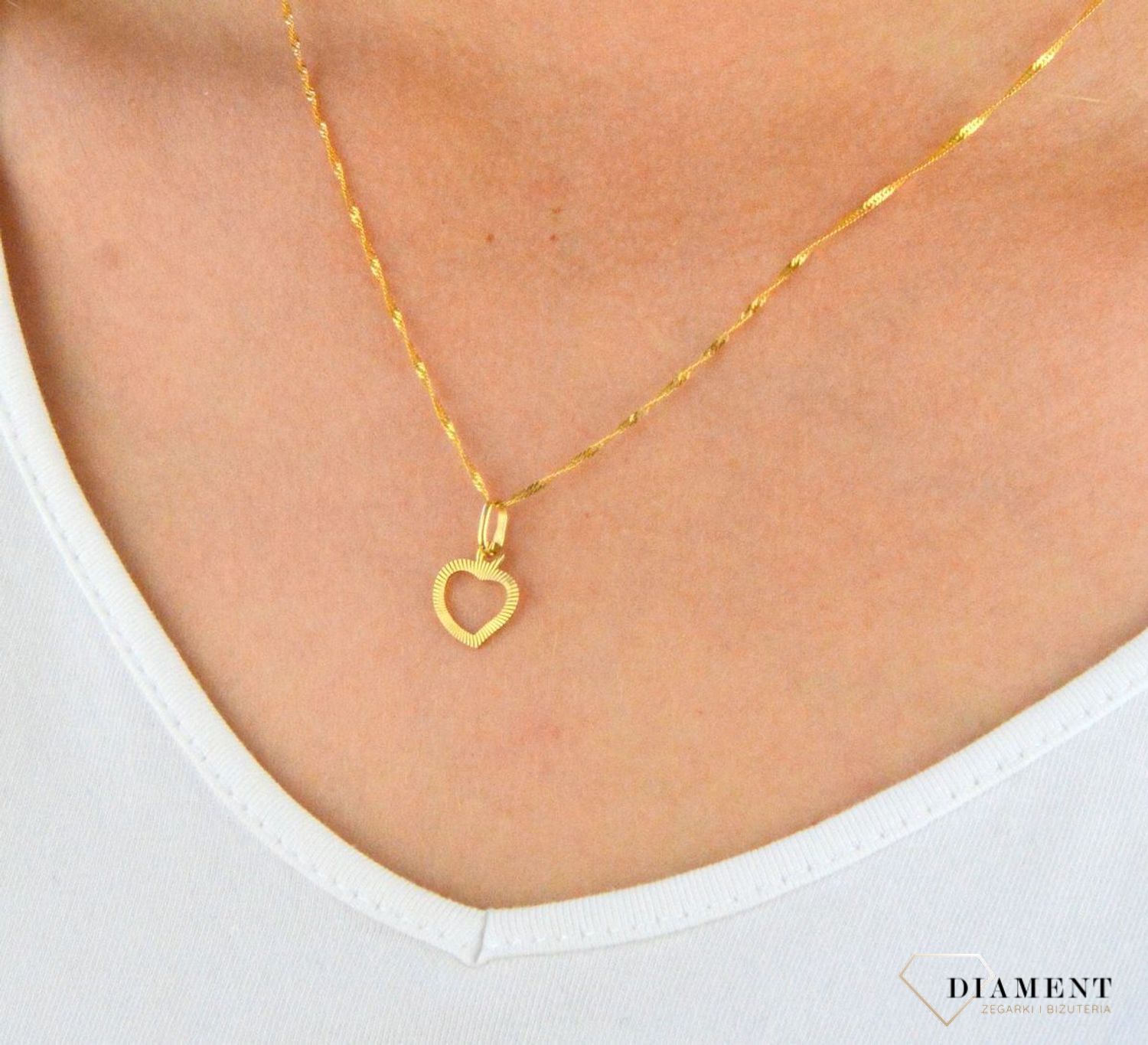 Piękna zawieszka w kształcie grawerowanego serca. Zawieszkę wykonano ze złota próby 585 o wadze 0,39 gram. Do zawieszki można dobrać delikatny złoty łańcuszek, który można znaleźć w naszej ofercie (2).jpg