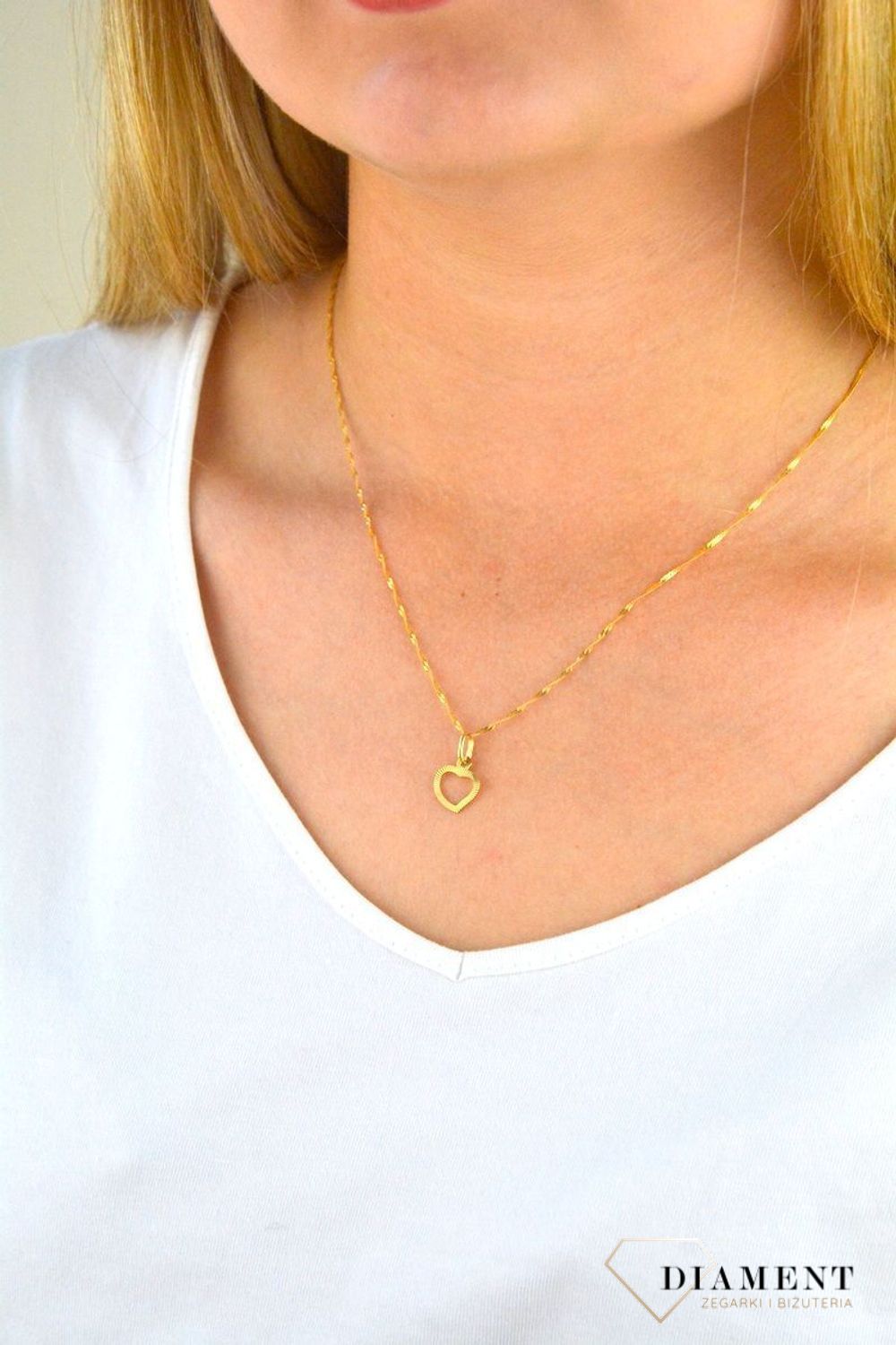 Piękna zawieszka w kształcie grawerowanego serca. Zawieszkę wykonano ze złota próby 585 o wadze 0,39 gram. Do zawieszki można dobrać delikatny złoty łańcuszek, który można znaleźć w naszej ofercie (2).jpg