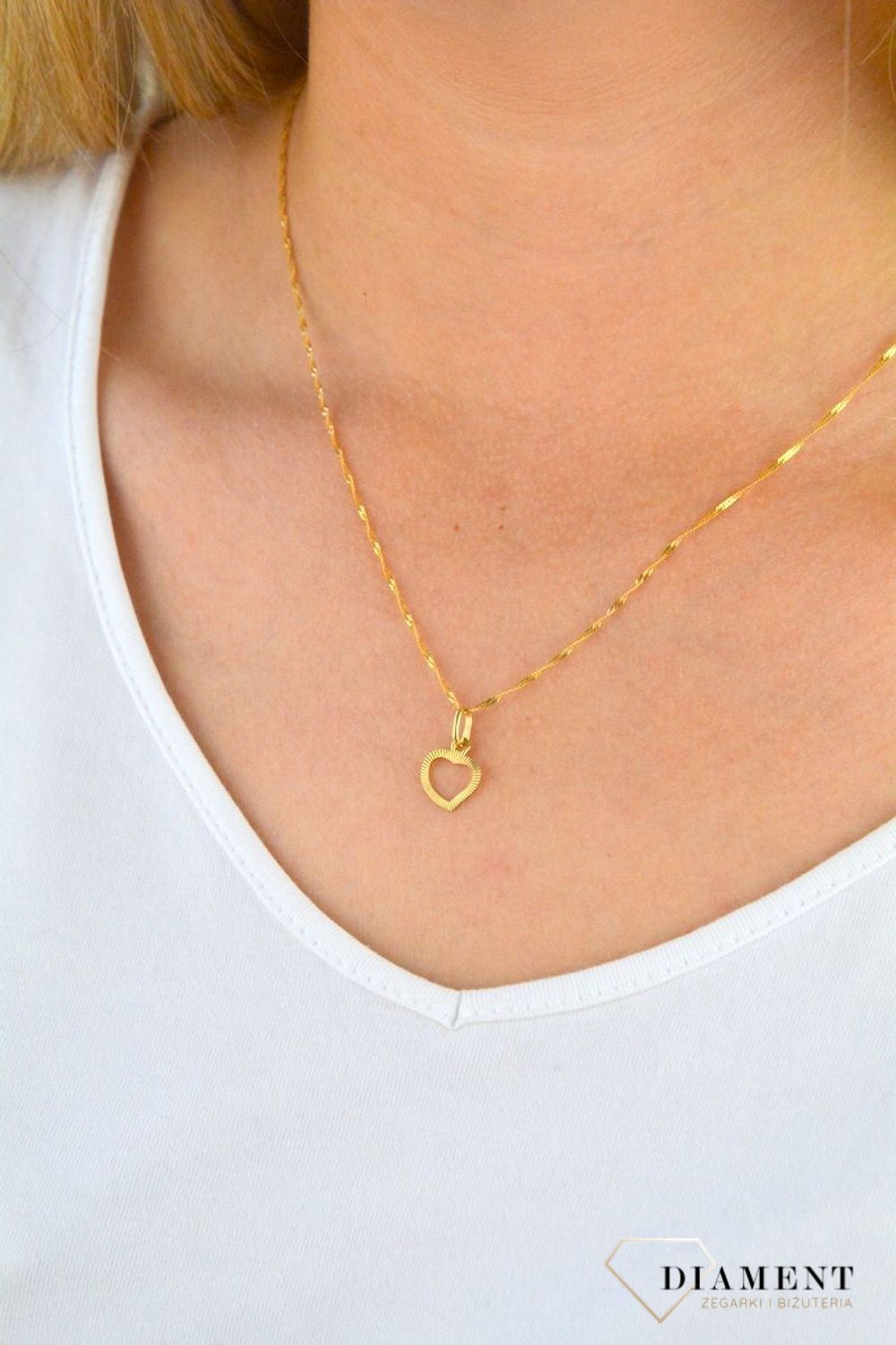 Piękna zawieszka w kształcie grawerowanego serca. Zawieszkę wykonano ze złota próby 585 o wadze 0,39 gram. Do zawieszki można dobrać delikatny złoty łańcuszek, który można znaleźć w naszej ofercie (2).jpg