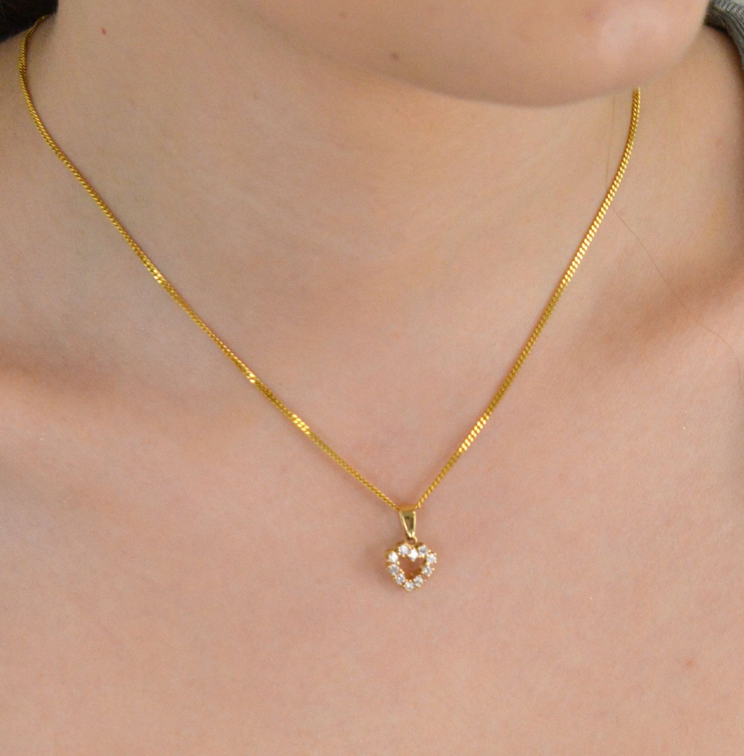 Zawieszka złota Serce z cyrkoniami pr 585, DIA-ZAW-0944-585 Zawieszka w kształcie serca, wykonana z wysokiej jakości złota próby 585, to elegancka i subtelna biżuteria, która zachwyca pięknem1.jpg