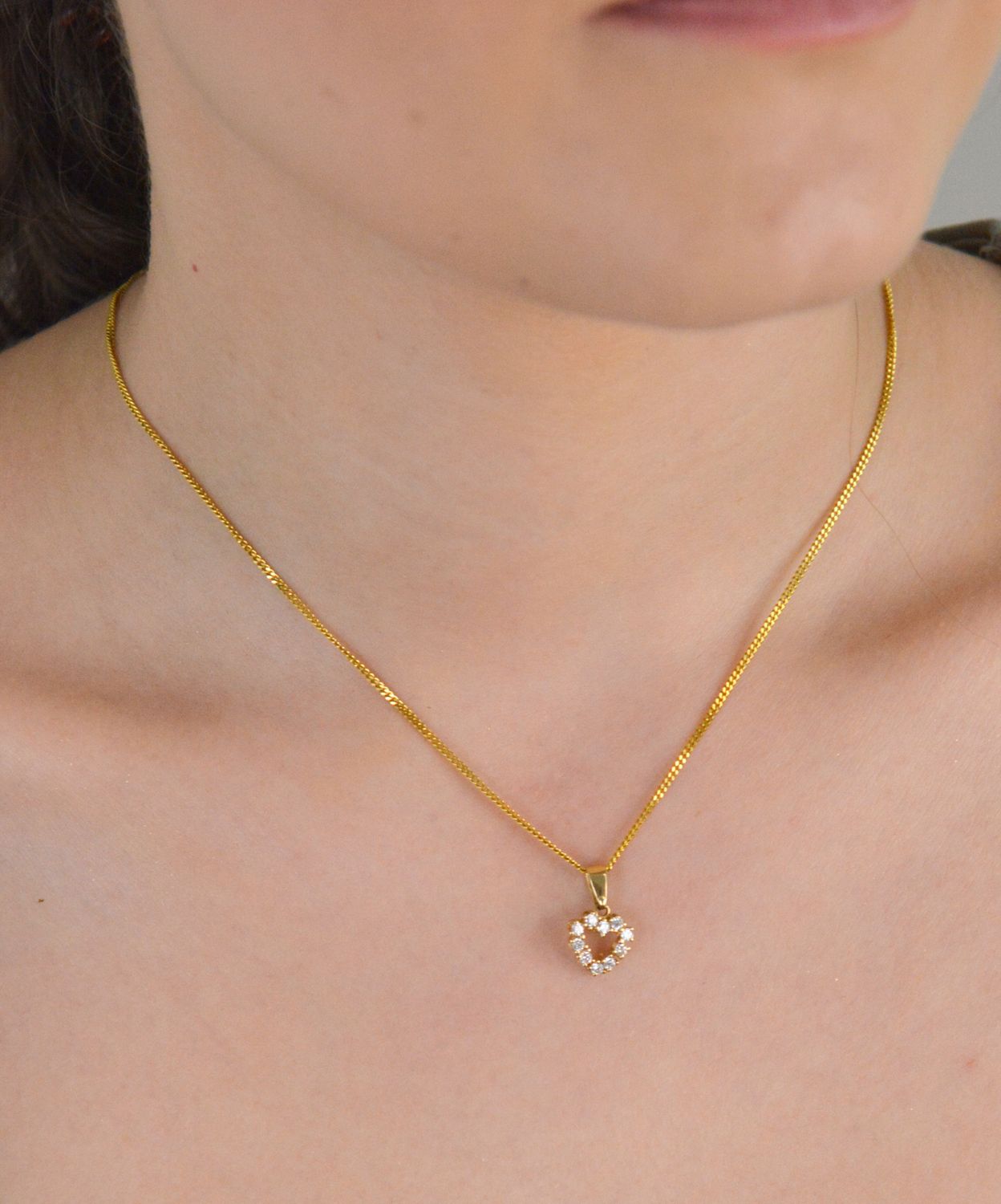 Zawieszka złota Serce z cyrkoniami pr 585, DIA-ZAW-0944-585 Zawieszka w kształcie serca, wykonana z wysokiej jakości złota próby 585, to elegancka i subtelna biżuteria, która zachwyca pięknem1.jpg