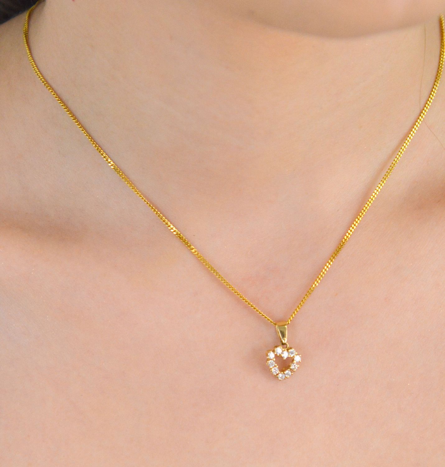 Zawieszka złota Serce z cyrkoniami pr 585, DIA-ZAW-0944-585 Zawieszka w kształcie serca, wykonana z wysokiej jakości złota próby 585, to elegancka i subtelna biżuteria, która zachwyca pięknem1.jpg