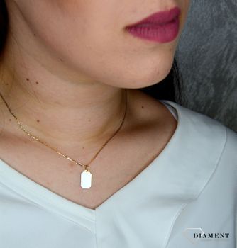 Złota zawieszka wykonana z żółtego złota próby 585. Gładka zawieszka w prostokątnym kształcie. Zawieszka, która będzie świetnym dodatkiem pasującym do każdej stylizacji. (2).JPG