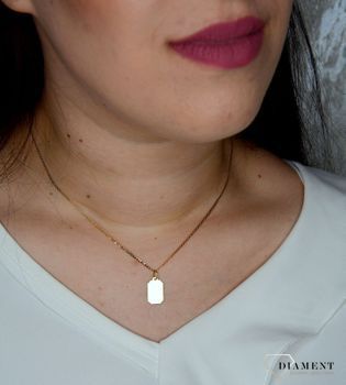 Złota zawieszka wykonana z żółtego złota próby 585. Gładka zawieszka w prostokątnym kształcie. Zawieszka, która będzie świetnym dodatkiem pasującym do każdej stylizacji. (3).JPG