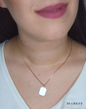 Złota zawieszka wykonana z żółtego złota próby 585. Gładka zawieszka w prostokątnym kształcie. Zawieszka, która będzie świetnym dodatkiem pasującym do każdej stylizacji. (11).JPG