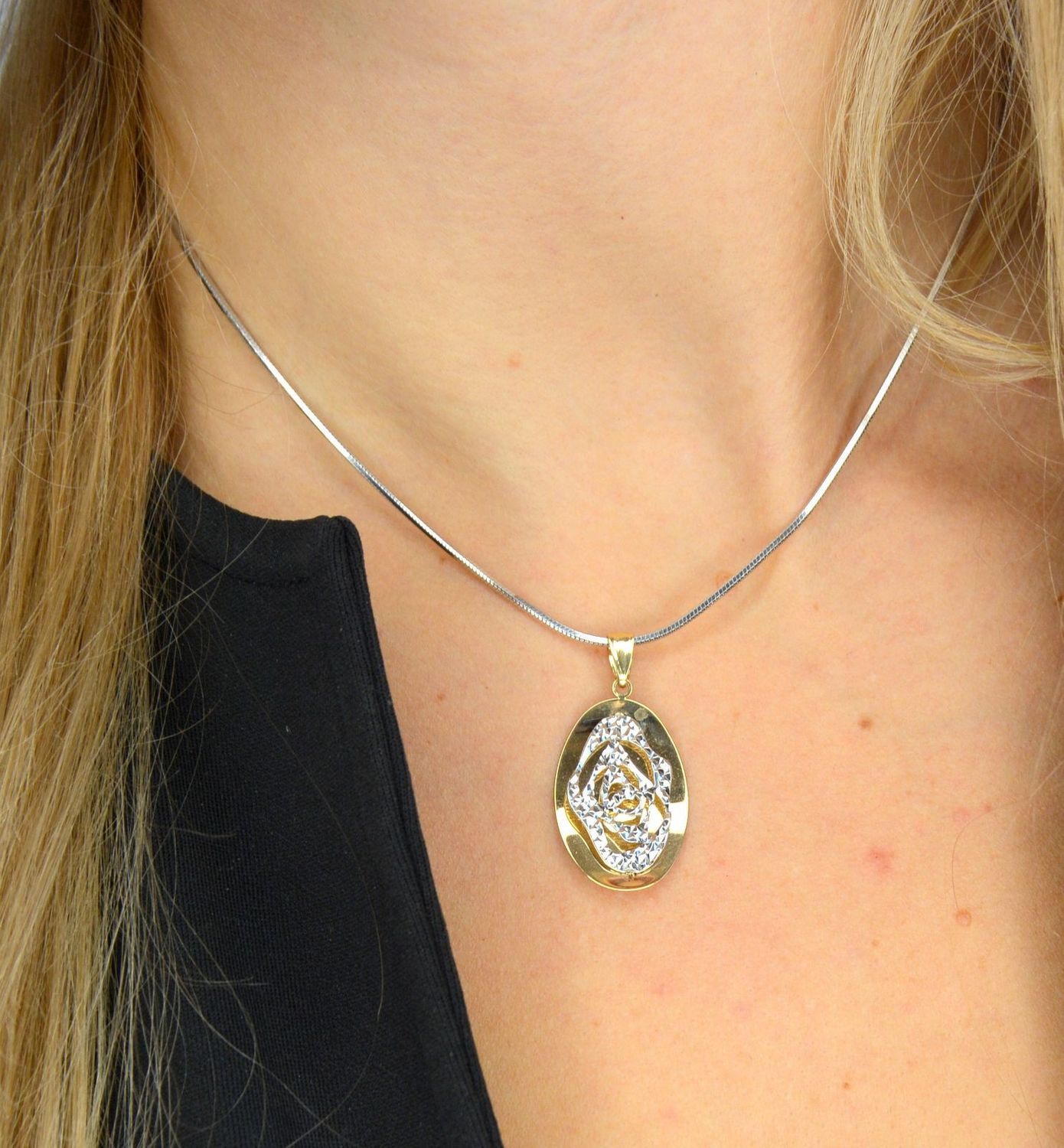 Złota zawieszka 585 owalna z motywem białego złota DIA-ZAW-0969-585.jpg