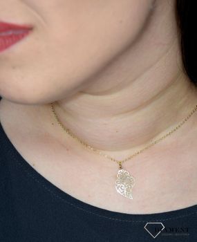 Piękna złota zawieszka w kształcie serca to śliczny dodatek, który odmieni każdą stylizację. Ażurowy wzór sprawia, że wisiorek wygląda przestrzennie (4).JPG