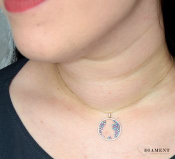 Złoty wisiorek to przykład pięknej, ponadczasowej elegancji i uniwersalności. Ten skromny dodatek może stać się ulubionym codziennym naszyjnikiem, noszonym na eleganckiej (3).JPG
