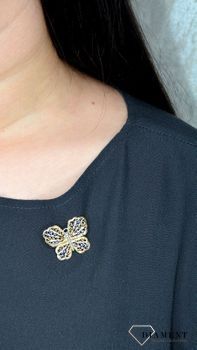 Złota broszka ażurowy motyl z elementami białego złota. Element kolekcji, w której główną rolę gra ponadczasowy wzór. Złoto jest kruszcem wprost uwielbianym przez kobiety, pasującym do każdego stroju ( (2).JPG