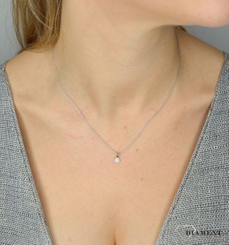 Złota zawieszka 585 malutki kwiatek DIA-ZAW-0986K-585. Złota zawieszka w kształcie malutkiego kwiatka. Zawieszka zachowana w prostej formie. Zawieszka została ozdobiona błyszczącą cyrkonią. v (2).JPG