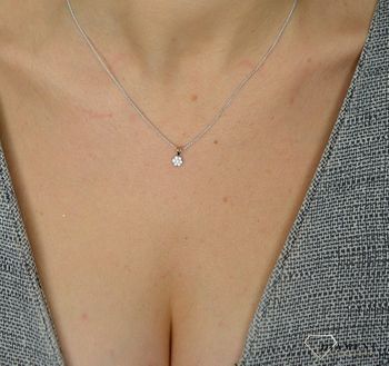 Złota zawieszka 585 malutki kwiatek DIA-ZAW-0986K-585. Złota zawieszka w kształcie malutkiego kwiatka. Zawieszka zachowana w prostej formie. Zawieszka została ozdobiona błyszczącą cyrkonią. v (3).JPG
