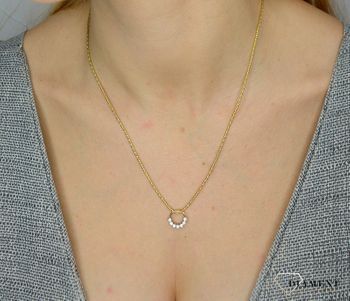 Złota zawieszka 585 kółko z cyrkonią DIA-ZAW-0995K-585. Złota zawieszka wykonana z najwyższej jakości złota próby 585. Złota zawieszka została w nowoczesny sposób ozdobiona błyszczącą cyrkonią (2).JPG