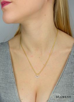 Złota zawieszka 585 kółko z cyrkonią DIA-ZAW-0995K-585. Złota zawieszka wykonana z najwyższej jakości złota próby 585. Złota zawieszka została w nowoczesny sposób ozdobiona błyszczącą cyrkonią (4).JPG