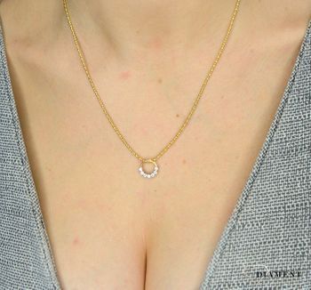 Złota zawieszka 585 kółko z cyrkonią DIA-ZAW-0995K-585. Złota zawieszka wykonana z najwyższej jakości złota próby 585. Złota zawieszka została w nowoczesny sposób ozdobiona błyszczącą cyrkonią (9).JPG