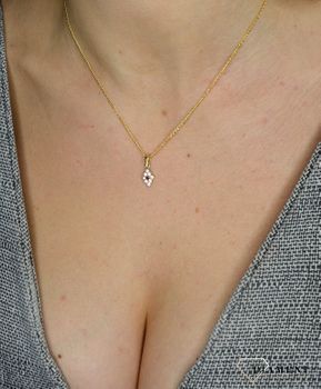Złota zawieszka 585 z cyrkonią DIA-ZAW-0997K-585. Złota zawieszka wykonana z najwyższej jakości złota próby 585. Złota zawieszka niewielkich rozmiarów. Zawieszka ozdobiona cyrkonią.  (1).JPG