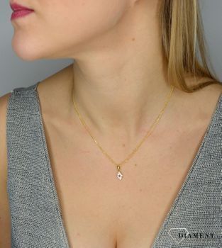 Złota zawieszka 585 z cyrkonią DIA-ZAW-0997K-585. Złota zawieszka wykonana z najwyższej jakości złota próby 585. Złota zawieszka niewielkich rozmiarów. Zawieszka ozdobiona cyrkonią.  (2).JPG