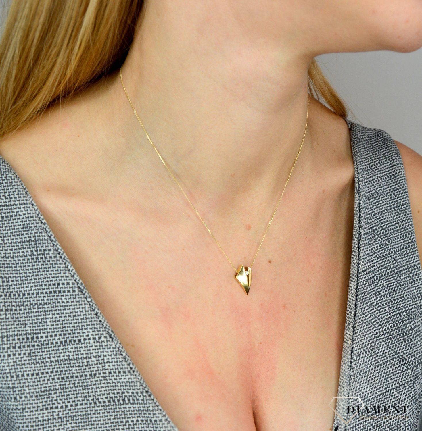 Złota zawieszka 585 znak V z cyrkonią DIA-ZAW-0998K-585.jpg