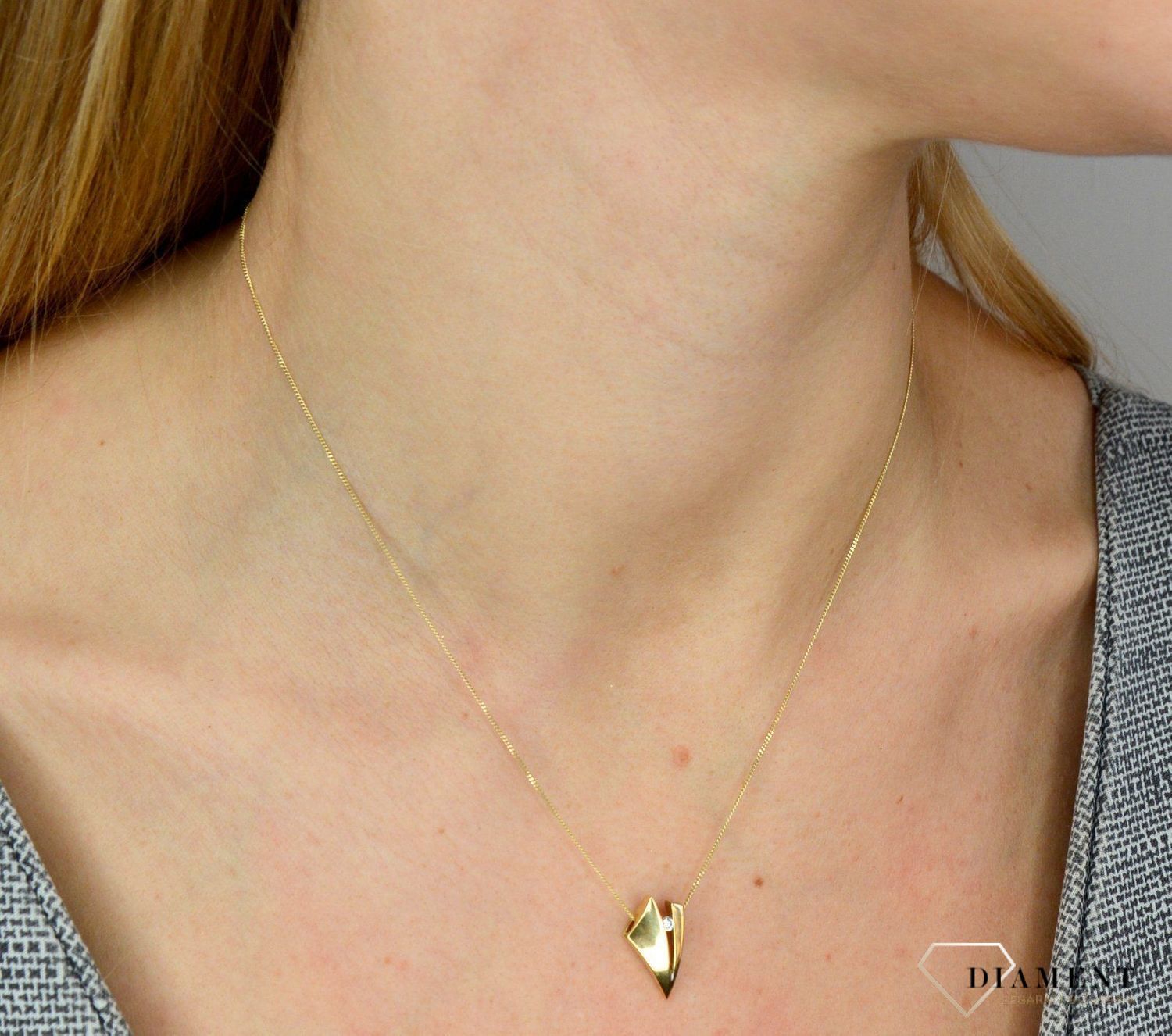 Złota zawieszka 585 znak V z cyrkonią DIA-ZAW-0998K-585.jpg