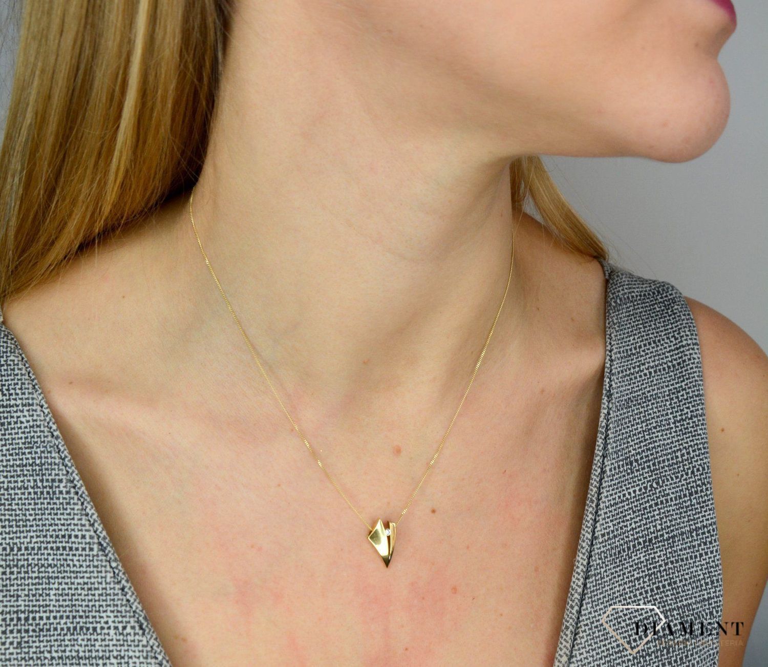 Złota zawieszka 585 znak V z cyrkonią DIA-ZAW-0998K-585.jpg