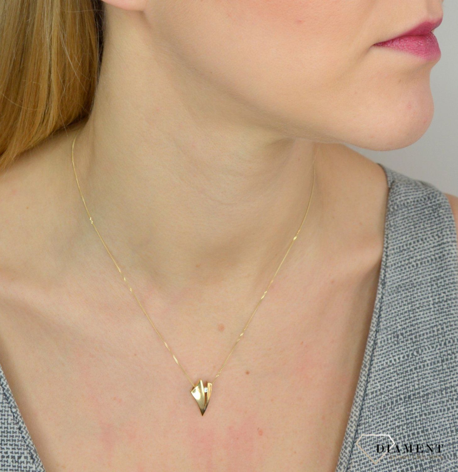 Złota zawieszka 585 znak V z cyrkonią DIA-ZAW-0998K-585.jpg