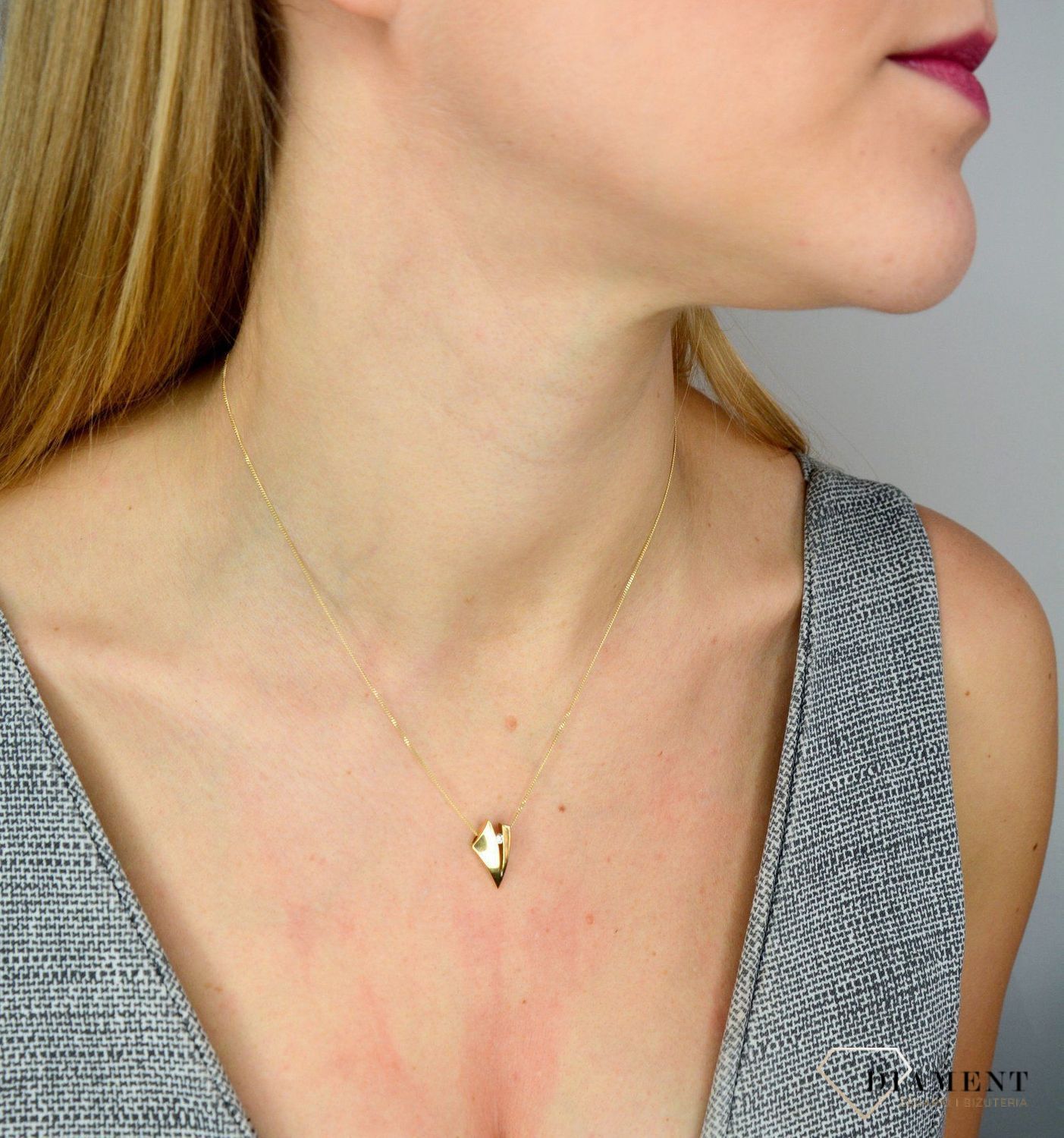 Złota zawieszka 585 znak V z cyrkonią DIA-ZAW-0998K-585.jpg