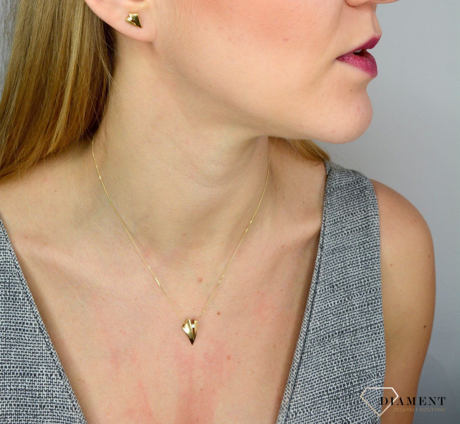 Złota zawieszka 585 znak V z cyrkonią DIA-ZAW-0998K-585.jpg